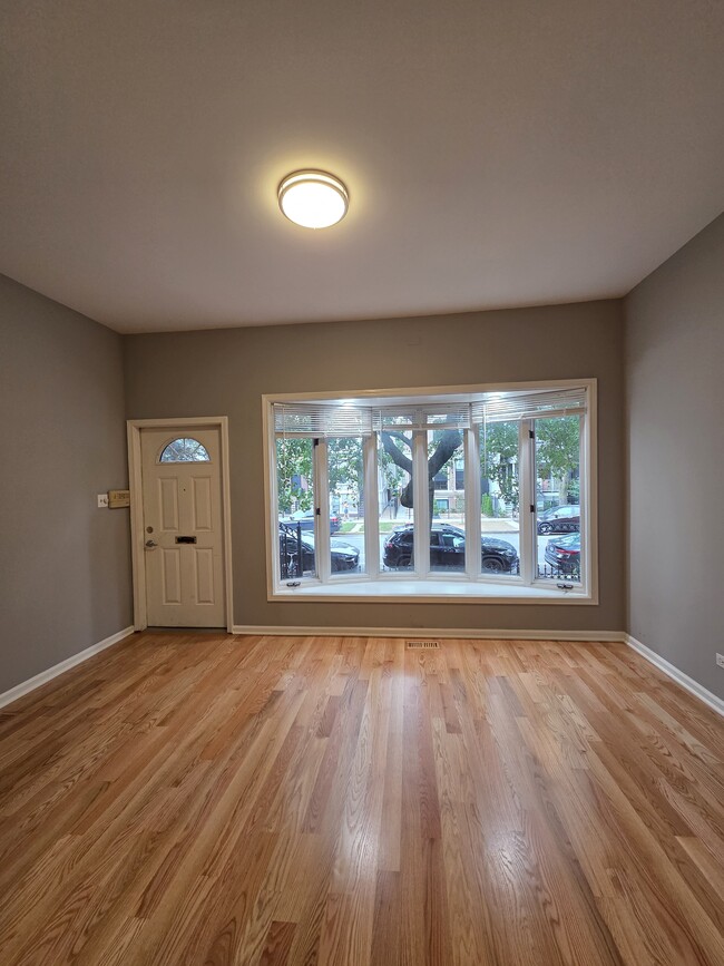 Living room - 1229 W Wellington Ave