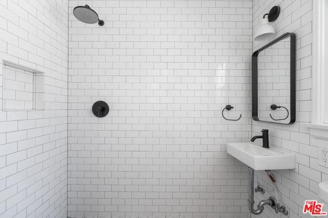 Foto del edificio - 4824 La Canada Blvd