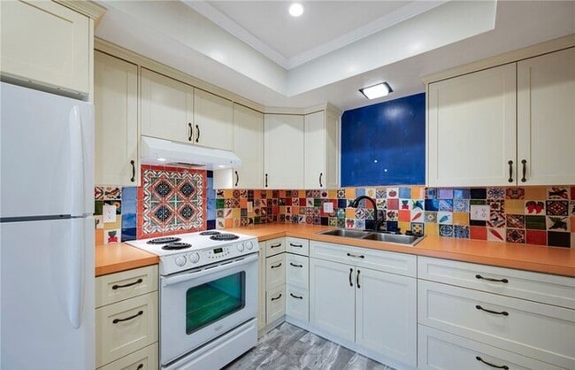 Foto del edificio - Updated 1-Bedroom Condo with Garage, Pool & Patio in Prime Fullerton Location