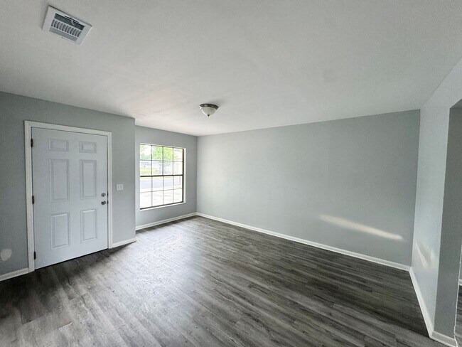 Foto del edificio - Spacious 2BR/1BA Unit Available !