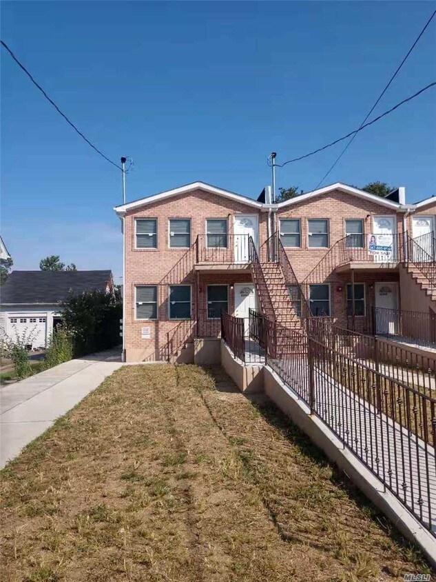 Foto principal - 215-17 Hollis Ave