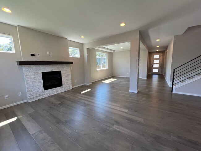 Building Photo - Beautiful, Executive Home, Available Now