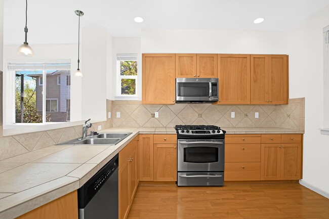 Building Photo - Kirkland Rose Hill - 2 Bedroom Plus Office & Bonus Room & Garage