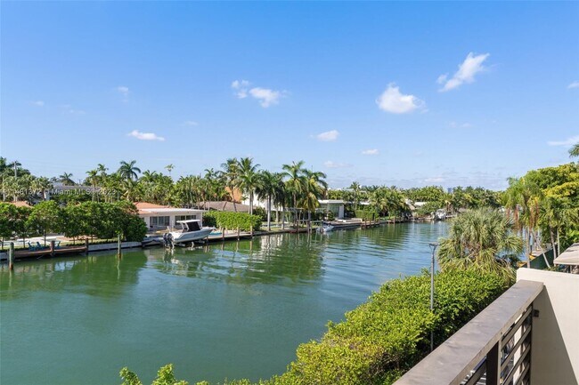 Foto del edificio - 9800 W Bay Harbor Dr