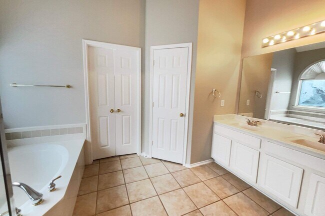 Building Photo - 9713 Glenshee Dr