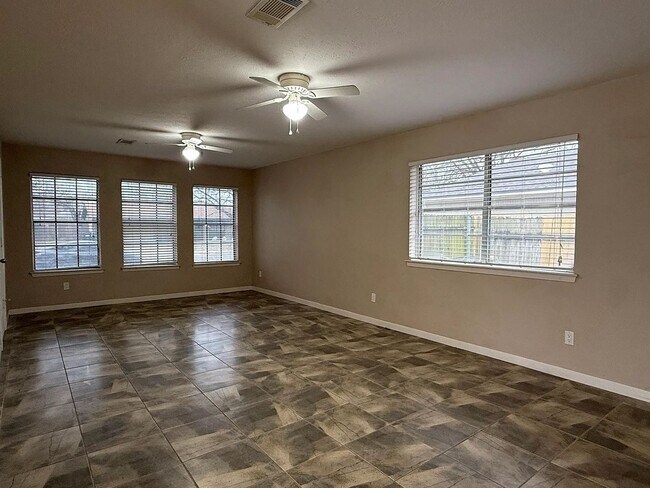 Foto del edificio - 3 Bed, 2 Bath in Southwood Valley for August Move In!