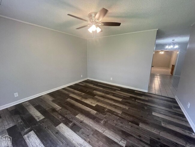 Building Photo - 4 Bed / 2 bath with Great Room! Available ...