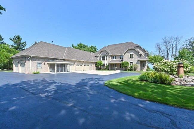 Foto del edificio - Expansive and Stately Home on Lake Michigan