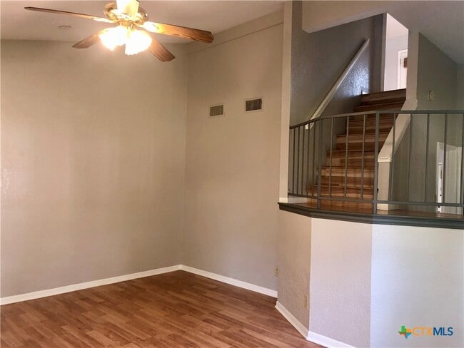 Foto del edificio - 615 Burleson St