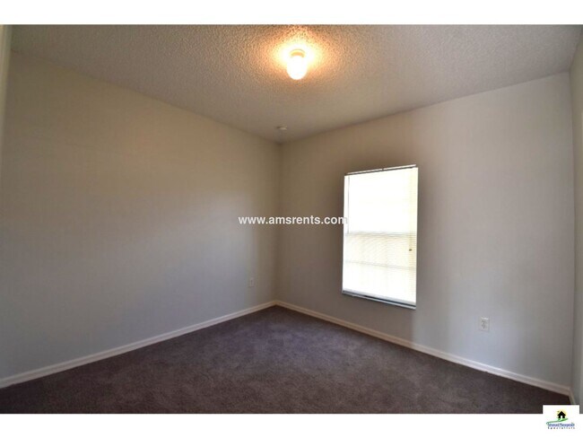 Foto del edificio - 553 Hummingbird Ct