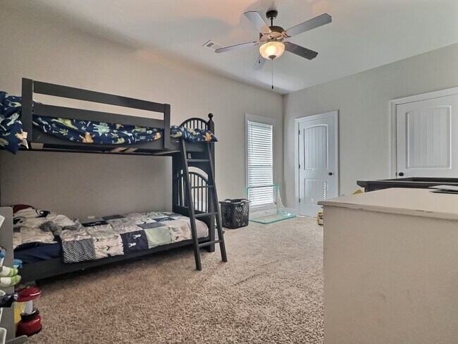 Foto del edificio - Pine Level - 4 Bed, 2 Bath, Indoor & Outdoor Fireplaces!