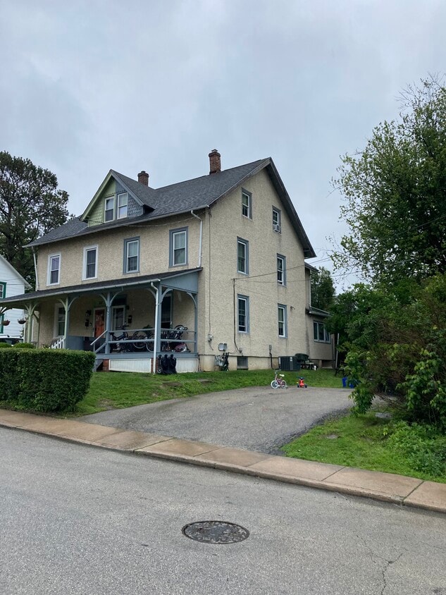 House showing off-street parking - 39 S Merion Ave