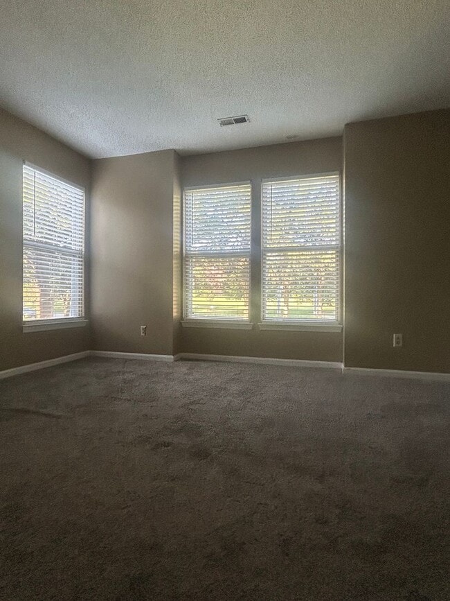 Building Photo - 9605 Vinca Cir