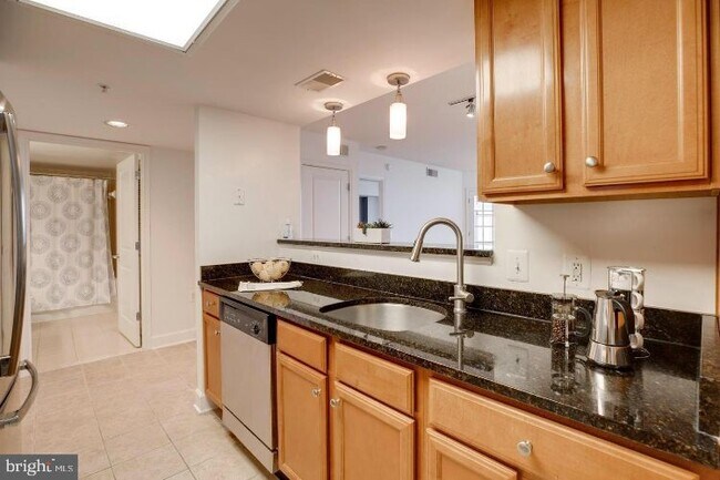 Foto del edificio - 11800 Sunset Hills Rd