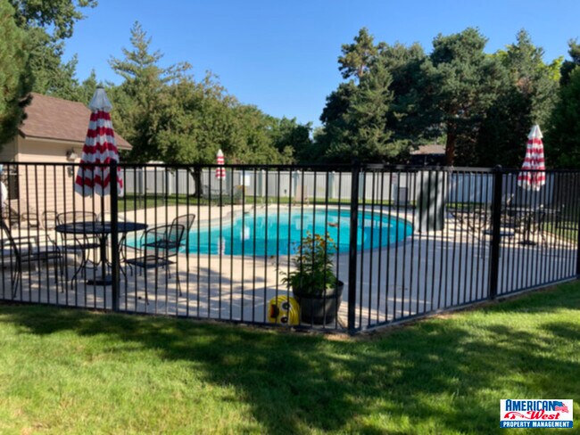 Foto del edificio - Clean single level townhome in Immaculate ...