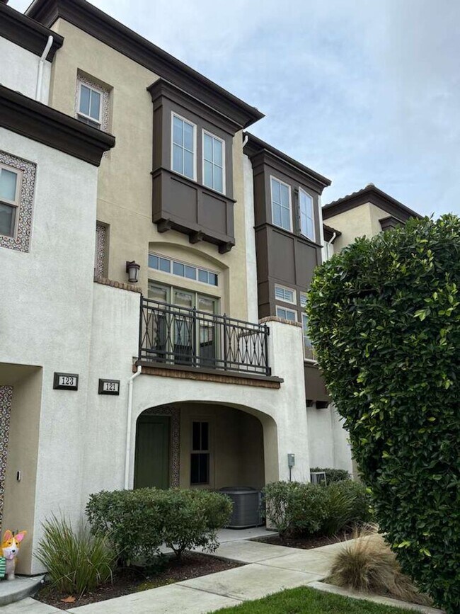 Foto del edificio - Bright & Well-Maintained Home in Prime Mountain View Location!