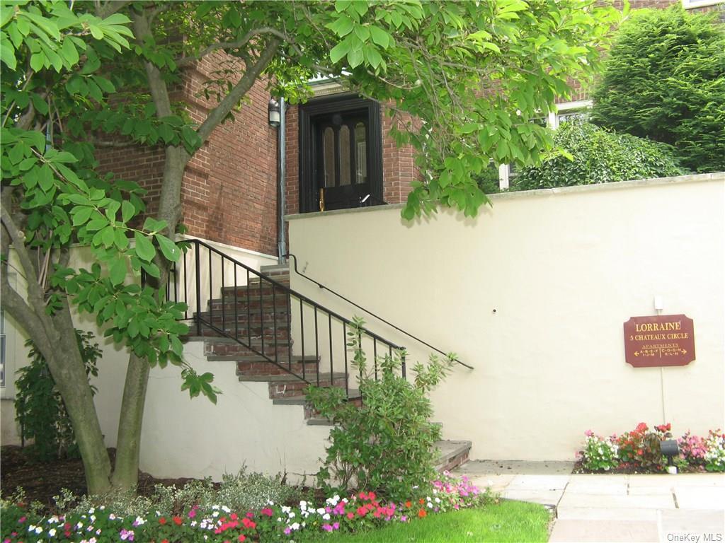 Primary Photo - 5 Chateaux Cir