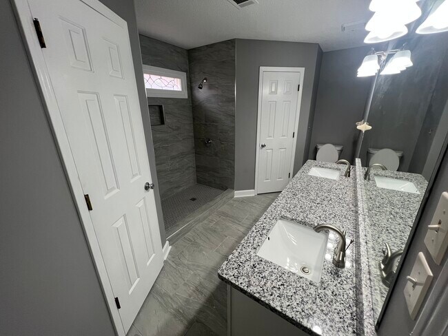 Building Photo - 4030 Rolling Green Dr