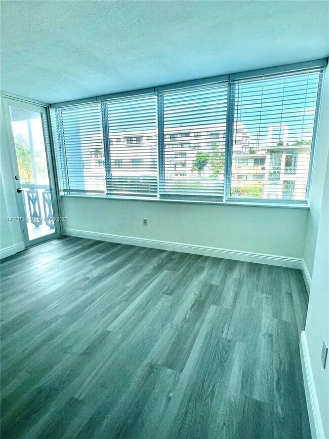 Foto del edificio - 8233 Harding Ave