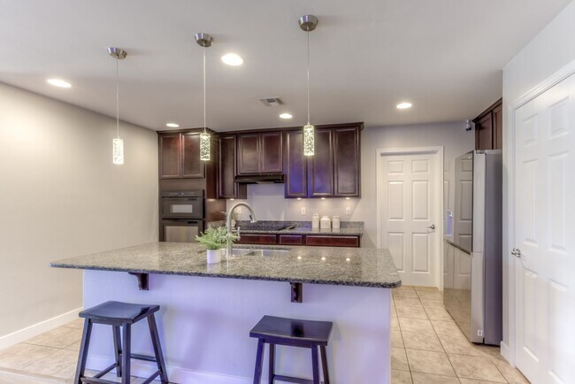 Building Photo - Welcome to this charming 3 bedroom, 2 bath...