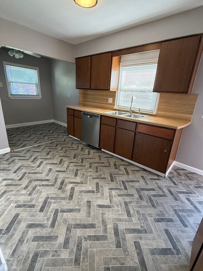 Foto del edificio - Corner Lot Brick Home