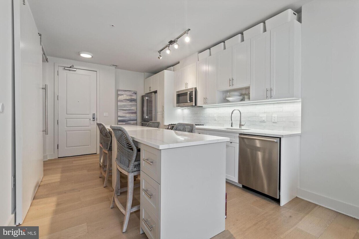 Foto principal - 6803 Cameron Dr NW