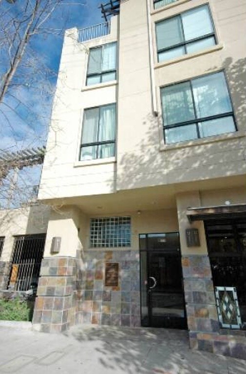 Entrada al edificio - 1801 University Ave