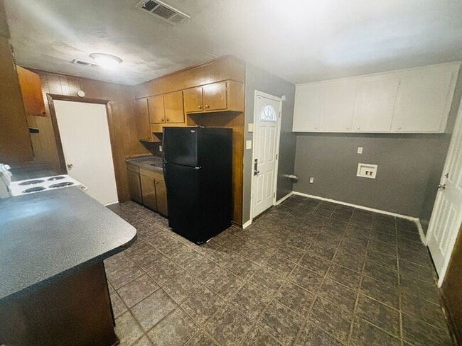Building Photo - 5665 Queen Mary Ln
