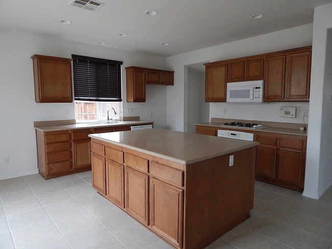 Building Photo - GORGEOUS 5 Bedroom** & 3 full bathrooms on a Cul-De-Sace Home!!