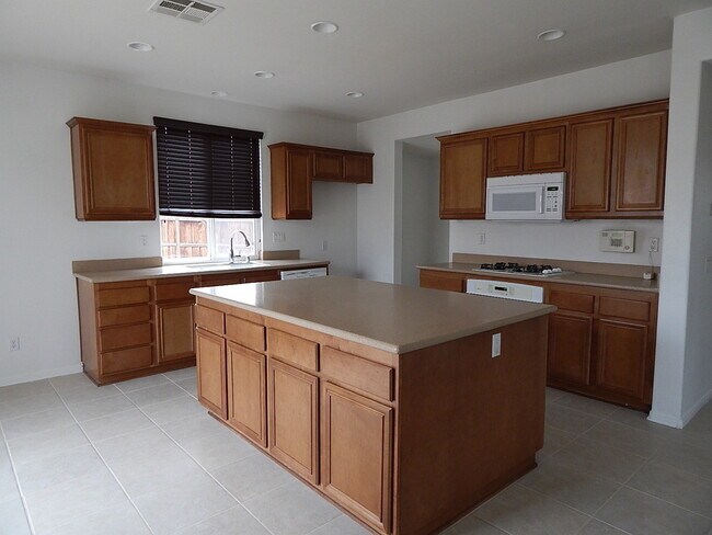 Foto del edificio - GORGEOUS 5 Bedroom** & 3 full bathrooms on a Cul-De-Sace Home!!