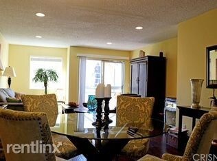 Building Photo - 2 br, 2 bath - 9014 Burnet Ave Unit 104