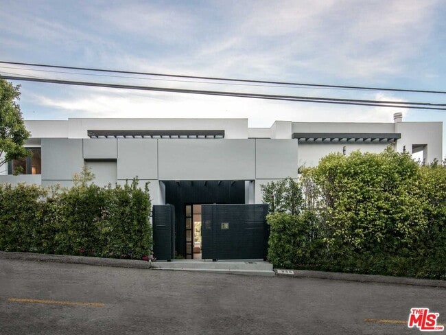 Building Photo - 930 N Tigertail Rd