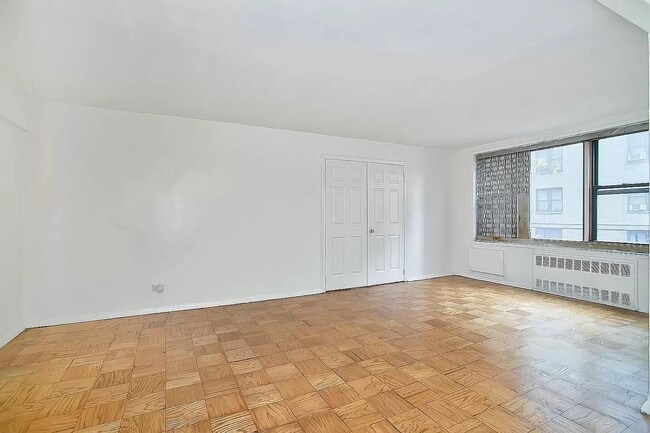 Foto del edificio - 310 Lenox Rd