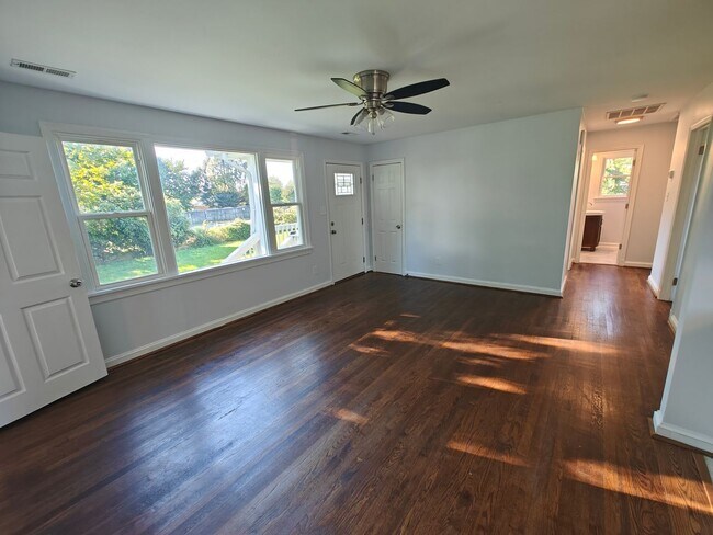 Building Photo - 4 bedroom home with detached building