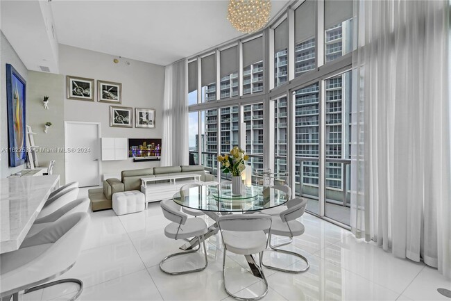 Building Photo - 495 Brickell Ave