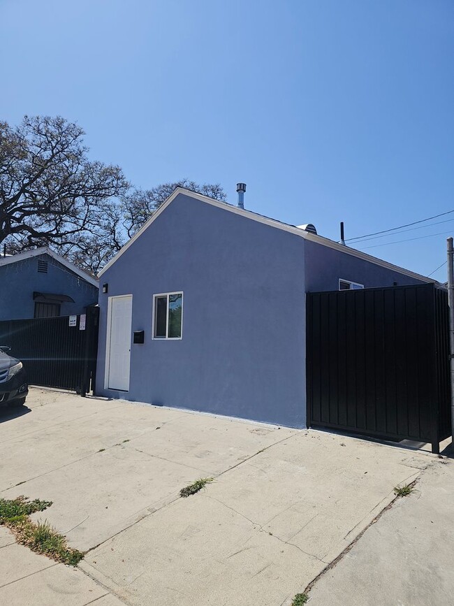 Building Photo - Utilities Paid!  1-Bed 1-bath Apartment in...