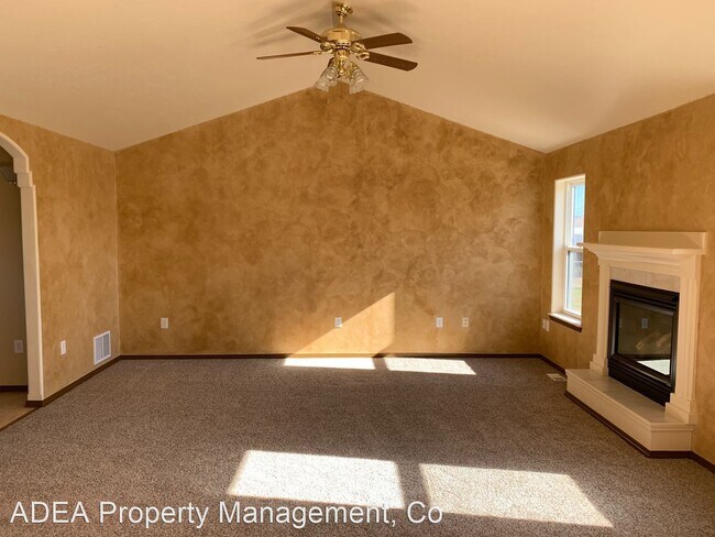 Building Photo - 4 br, 3 bath House - 4721 Lois Lane