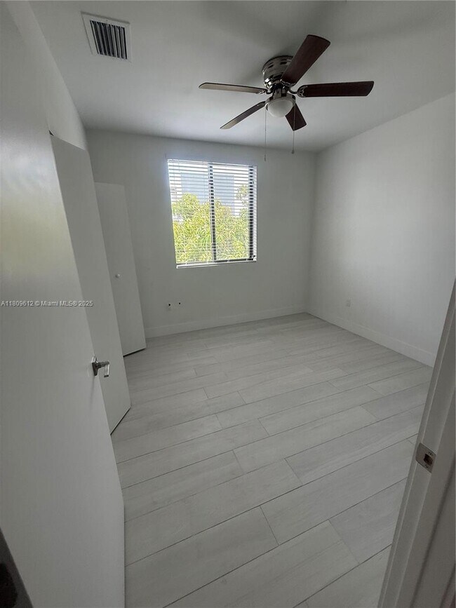 Foto del edificio - 879 E 24th St