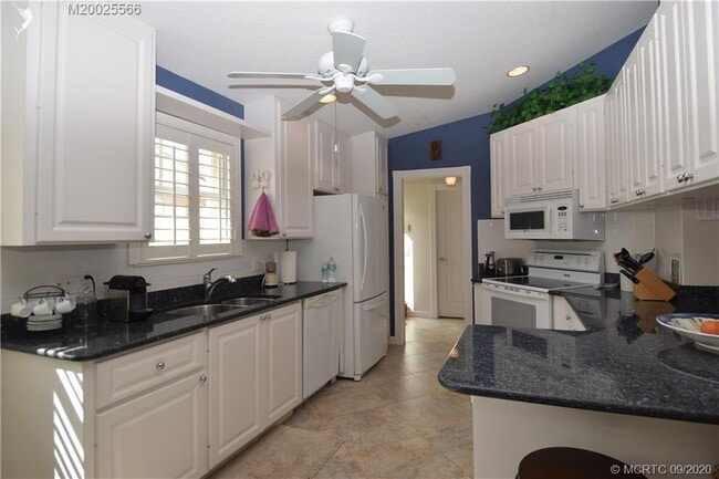Building Photo - 780 SW Tamarrow Pl