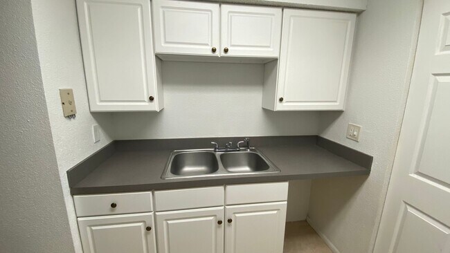 Building Photo - 1 Bedroom in Cabana Key Condominiums!