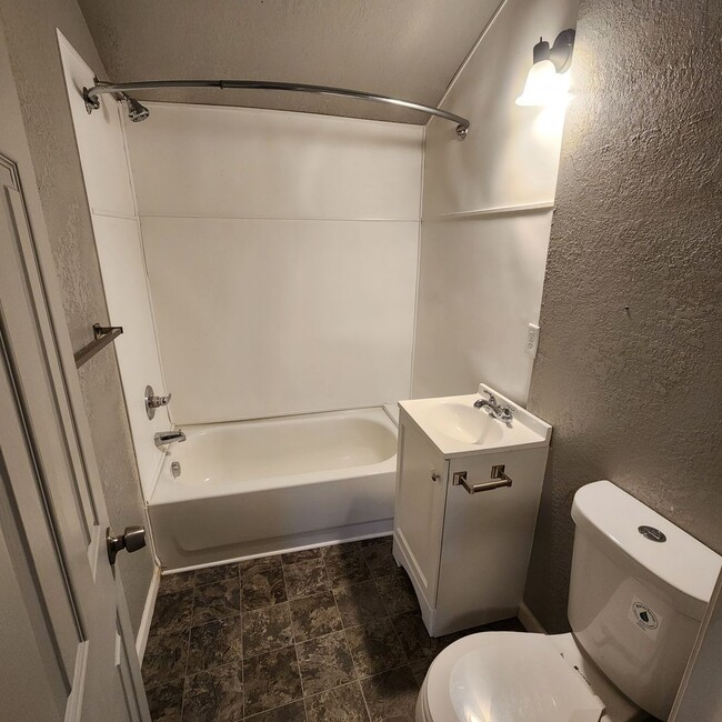 Building Photo - Centrally Located One Bedroom Duplex