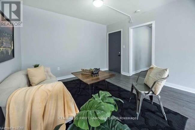Photo du bâtiment - 871-871 Adelaide St N