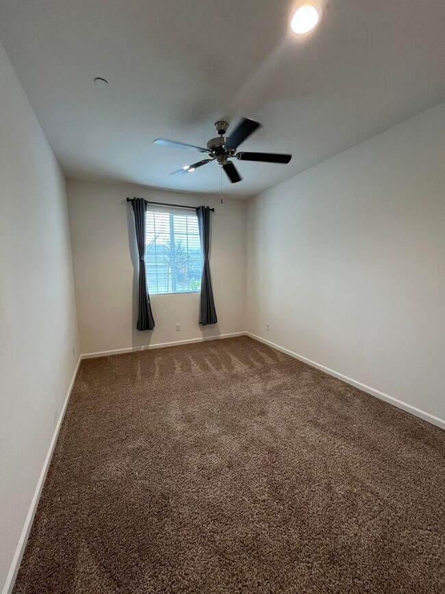 Building Photo - 4 Bedroom home! Coming soon NW Visalia!