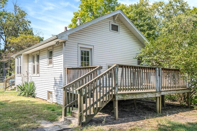 Building Photo - $1395 Eastwood 2-Bed/1-Bath Ranch, Basement, Large, Fenced yard - Ask about our no security depos...