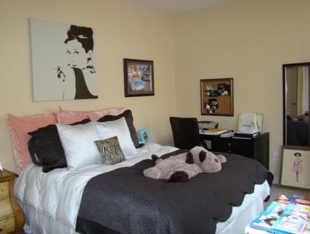 Interior Photo - The Quarters