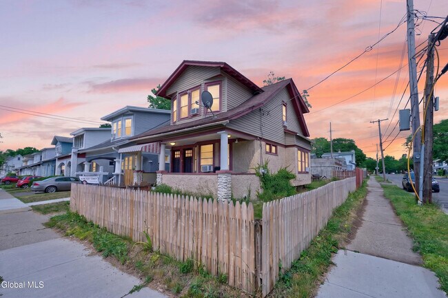 Building Photo - 27 McKinley St