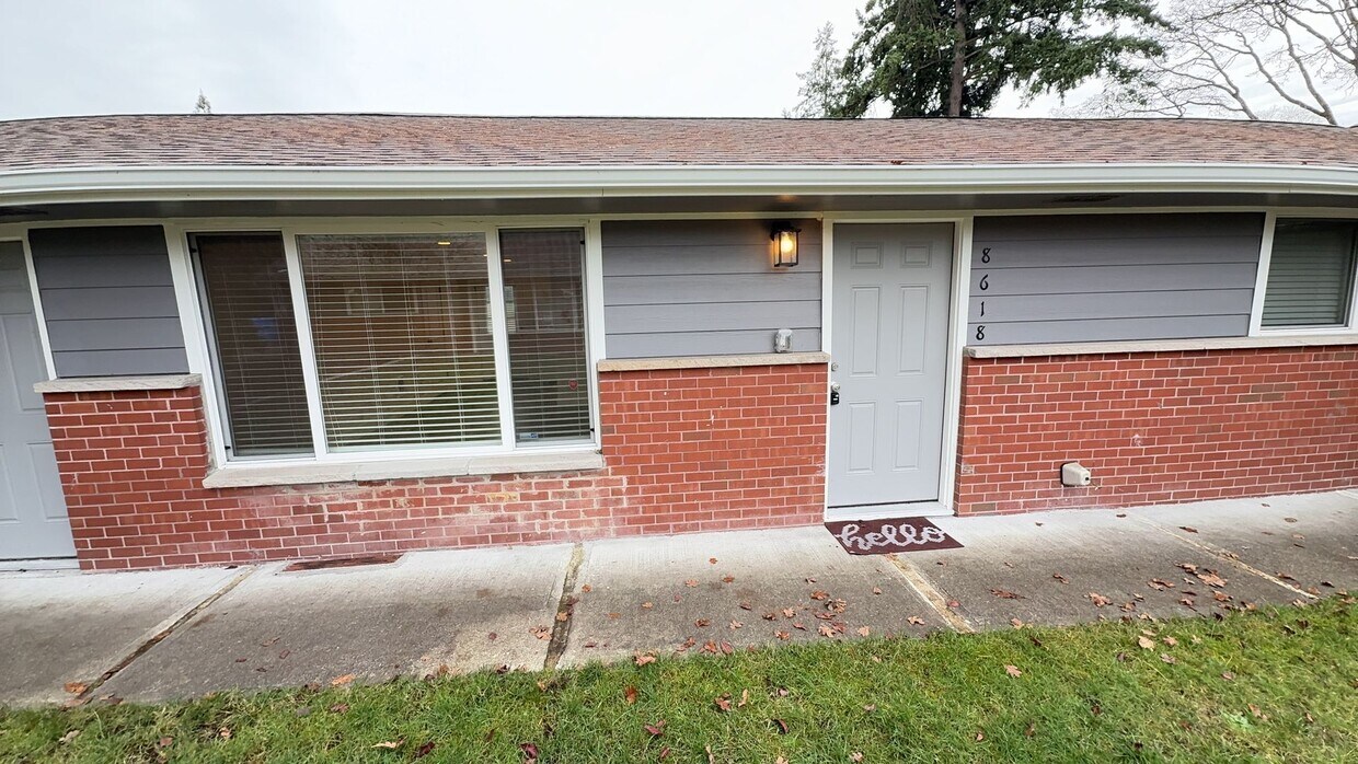 Foto principal - Cozy upgraded 2 bedroom duplex w/ attached 1 car garage in Lakewood available now!