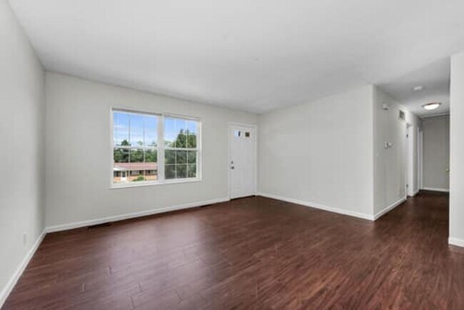 Foto del edificio - 5691 Victoryview Ln