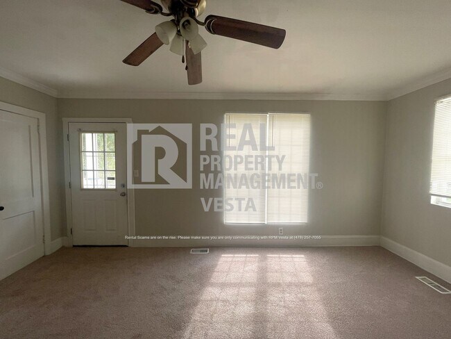 Building Photo - Charming Two Bedroom Home