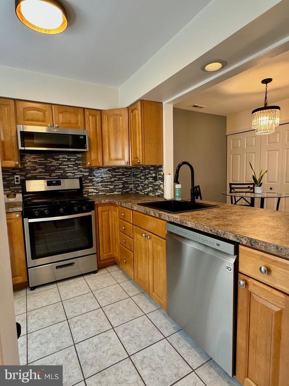 Building Photo - 206 Boothby Ct